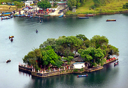 Ruderbootfahren rund um die Klosterinsel im Phewa See